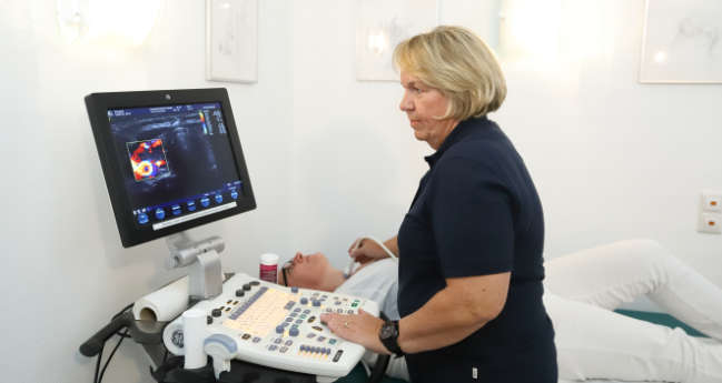 Dr. med. K. König bei der Ultraschalluntersuchung einer Schilddrüsen